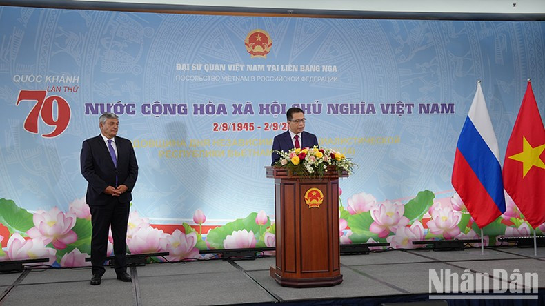 Vietnamese Ambassador to Russia Dang Minh Khoi speaking at the ceremony