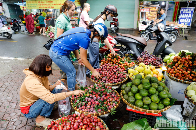 Hang Be Market in Hoan Kiem District is crowded with shoppers from the early morning of June 10. Hang Be Market in Hoan Kiem District is crowded with shoppers from the early morning of June 10.