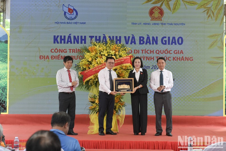 National Assembly Vice Chairwoman Nguyen Thi Thanh presents flowers and gifts to the Vietnam Journalists Association.