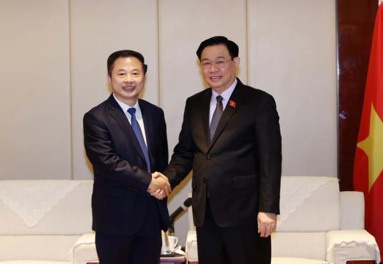 NA Chairman Vuong Dinh Hue (right) receives Zhang Tianren - Secretary of the Party Committee and Chairman of Tianneng Group in Shanghai. (Photo: VNA) NA Chairman Vuong Dinh Hue (right) receives Zhang Tianren - Secretary of the Party Committee and Chairman of Tianneng Group in Shanghai. (Photo: VNA)