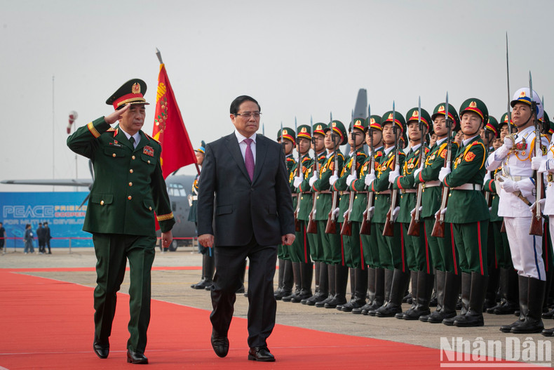 Prime Minister Pham Minh Chinh and Defence Minister Phan Van Giang inspect the guard of honour at the opening ceremony.