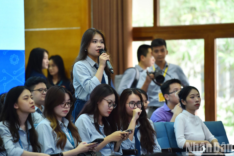 The dialogue attracts the participation of many students.