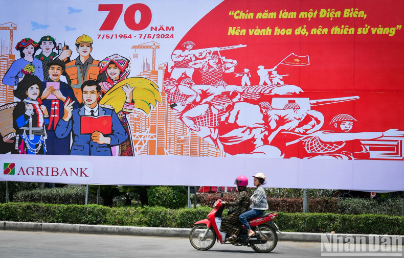 A giant poster featuring two verses written by poet To Huu praising the Dien Bien Phu Victory was set up in downtown Dien Bien Phu City.