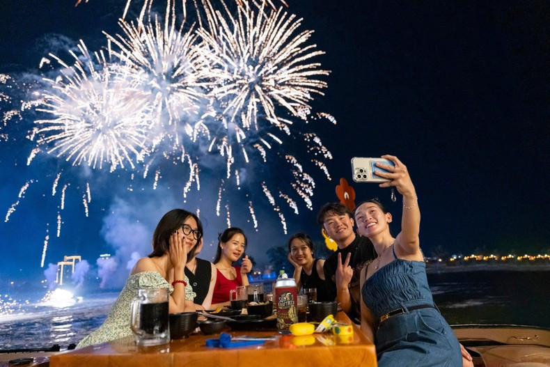 Having dinner and check-in with fireworks is an exclusive experience at Da Nang Downtown