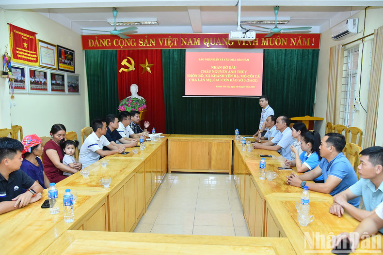 Previously, in Yen Khanh Ha Commune (Van Ban District), the delegation visited, presented gifts to Nguyen Anh Thuy (born in 2022), who became orphan due to Typhon Yagi. Thuy’s parents were workers of Nam Luc Hydropower Plant in Bac Ha District, Lao Cai Province, who died due to a landslide during Typhoon Yagi.