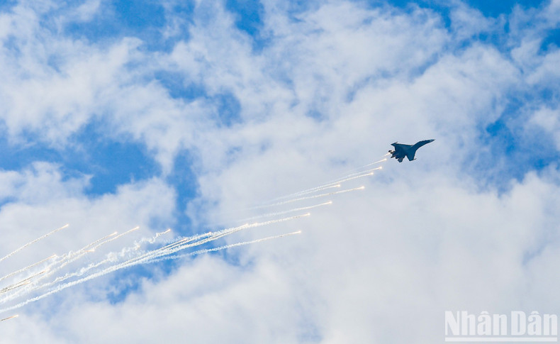A squadron of Su-30MK2 fighter jets perform an impressive air show at the ceremony.