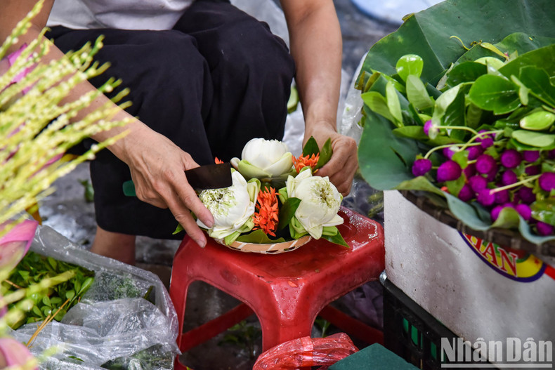 A floral tray often includes lotuses, areca flowers, and yang-ylang. It is priced from 200,000 VND to 300,000 VND each. A floral tray often includes lotuses, areca flowers, and yang-ylang. It is priced from 200,000 VND to 300,000 VND each.