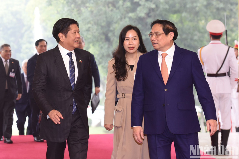 Prime Minister Pham Minh Chinh (R) welcomes Philippine Ferdinand Romualdez Marcos Jr.