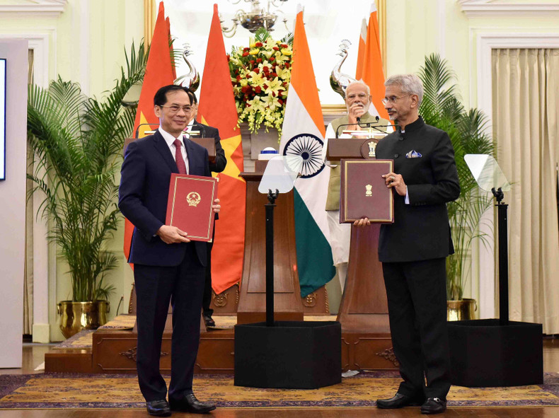 PM Pham Minh Chinh and PM Narendra Modi witness the exchange of cooperation documents (Photo: baoquocte.vn) PM Pham Minh Chinh and PM Narendra Modi witness the exchange of cooperation documents (Photo: baoquocte.vn)