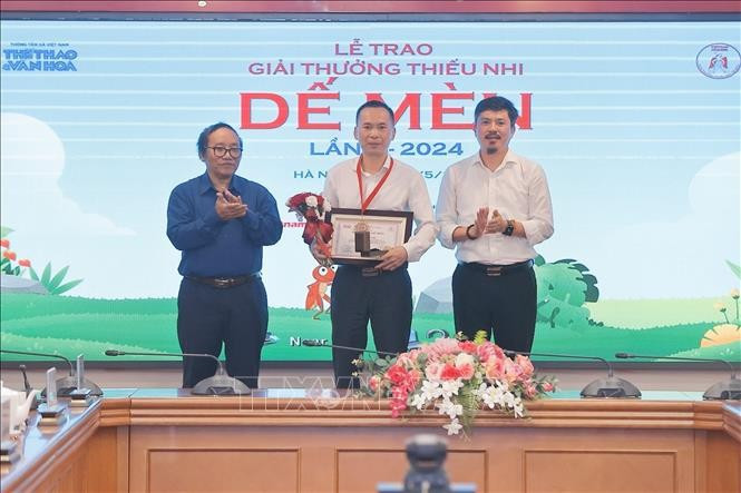 Female writer honoured with grand prize of De Men Awards for Children ảnh 1