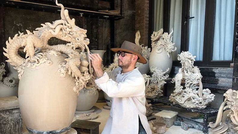 Artisan Pham Van Tuyen working on his work Artisan Pham Van Tuyen working on his work