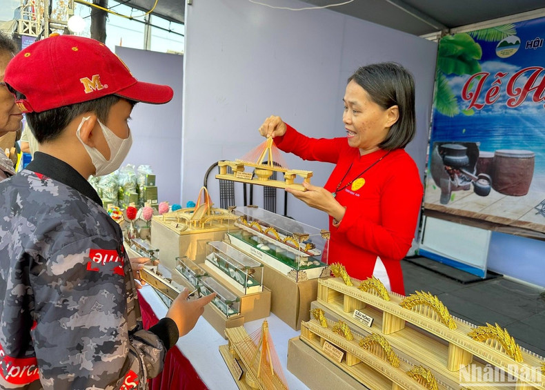 Booths were set up at the festival to display typical products of Da Nang City. Booths were set up at the festival to display typical products of Da Nang City.