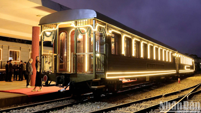 The launch of the tourist train, which is among the activities held within the ongoing Da Lat Flower Festival 2024, aims to offer passengers a fresh travel experience to explore Da Lat City.