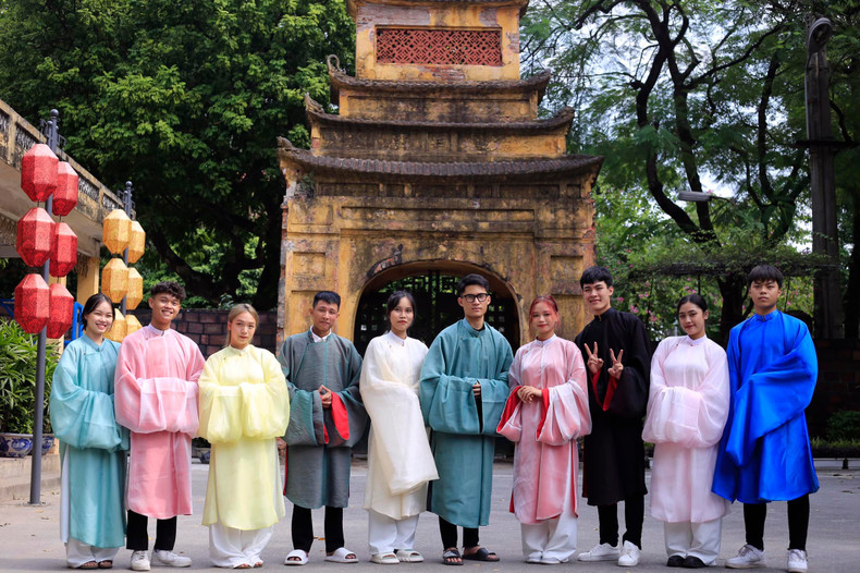 On weekends, Thang Long Imperial Citadel in Hanoi is crowded with groups of young Vietnamese people who come to visit and take photos with ancient Vietnamese costumes. (Photo: Viet Phuc Hoang Thanh)