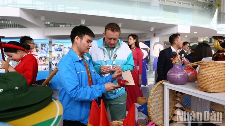 Vietnamese handicraft products introduced to visitors at the exhibition. Vietnamese handicraft products introduced to visitors at the exhibition.