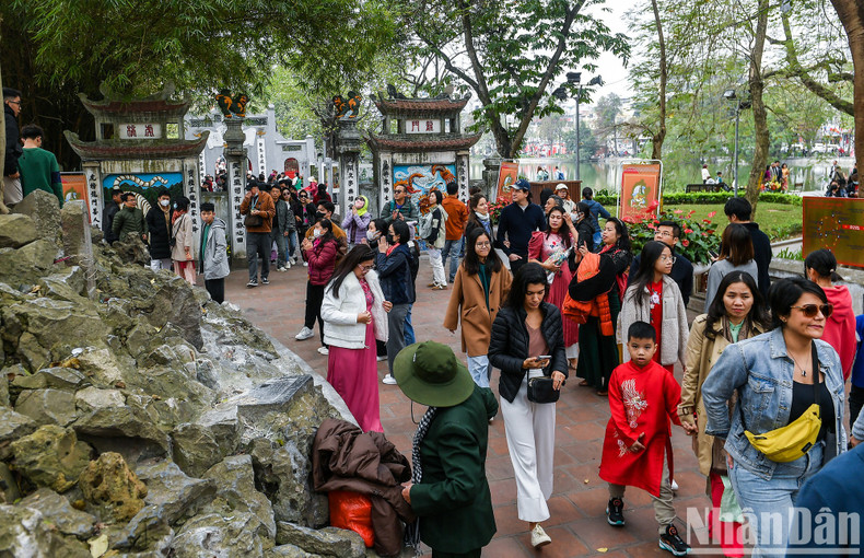 Ngoc Son Temple at Hoan Kiem Lake welcomes a large number of visitors.