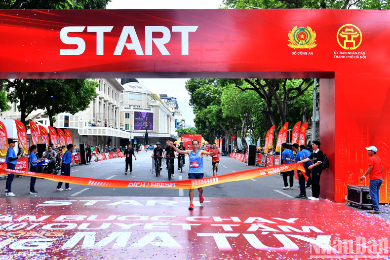 The first runners reach the finish line of the 1.7km distance category. The first runners reach the finish line of the 1.7km distance category.
