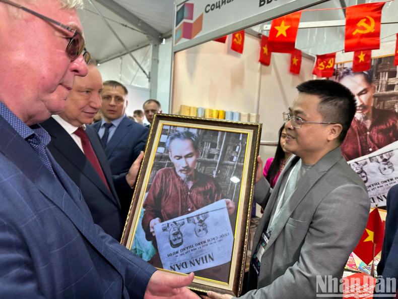 A representative of Nhan Dan Newspaper presented the Governor of Saint Petersburg with a painting featuring President Ho Chi Minh reading Nhan Dan Newspaper.