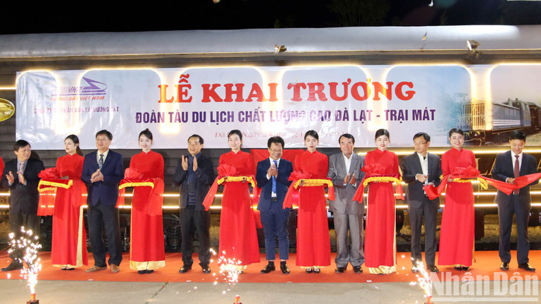 The leader of Da Lat City, Lam Dong Province, and the Vietnam Railways Corporation cut the ribbon the inaugurate the ‘La Reine’ (Queen) tourist train.