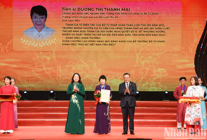 Dr Duong Thi Thanh Mai, former Director of the Institute for Legal Strategy and Science under the Ministry of Justice (middle), was named among ten outstanding citizens of Hanoi in 2024.