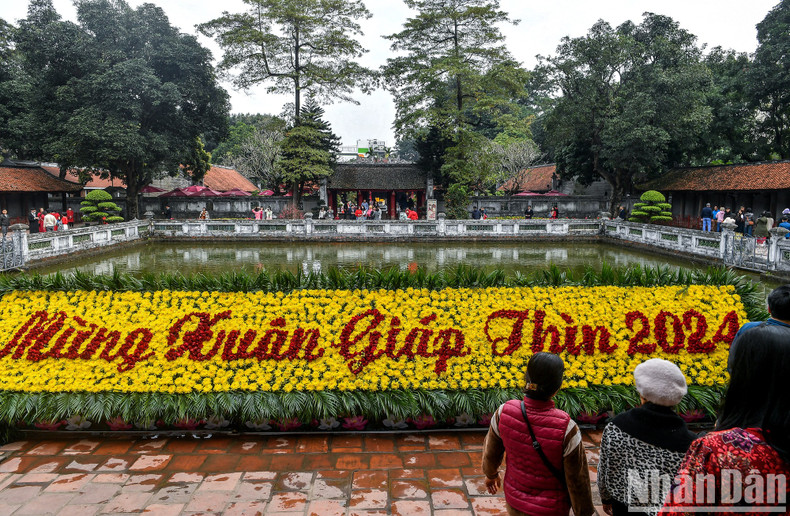 A flower bed of daisies and roses arranged into a sentence that reads ‘Welcoming the Spring of the Year of Dragon 2024’ was set up inside the Temple of Literature.