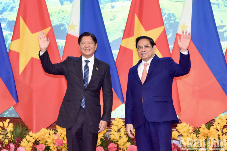 Prime Minister Pham Minh Chinh (R) and Philippine Ferdinand Romualdez Marcos Jr.