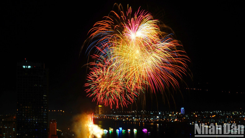 Making their debut at the DIFF, Liuyang Jingduan New-art Display brought to the event a performance entitled ‘A Summer Song’. Making their debut at the DIFF, Liuyang Jingduan New-art Display brought to the event a performance entitled ‘A Summer Song’.