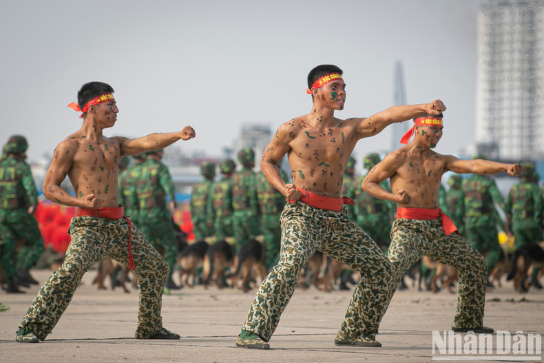 Themed ‘Vietnam - Peace, cooperation, development’, the opening ceremony gathers the participation of around 2,000 officers and soldiers of the Vietnam People's Army.