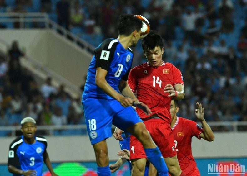 The first half ended goalless, thus setting the stage for a dramatic second half. The first half ended goalless, thus setting the stage for a dramatic second half.