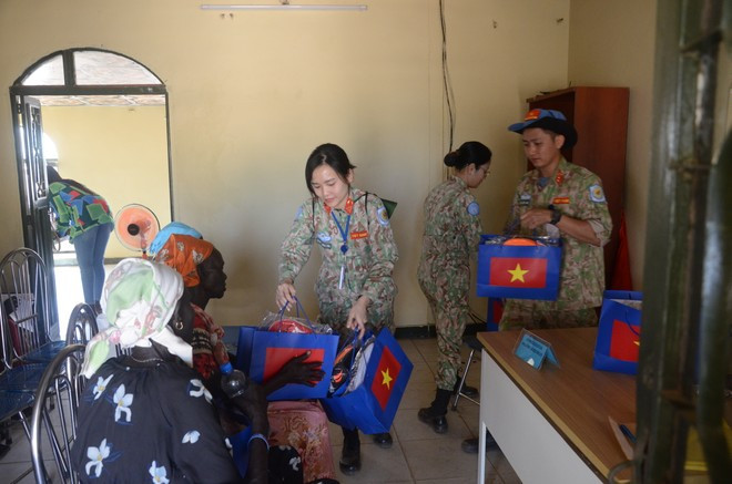 The local women are offered gifts after the health examination session. Photo courtesy of Vietnam Department of Peacekeeping Operations