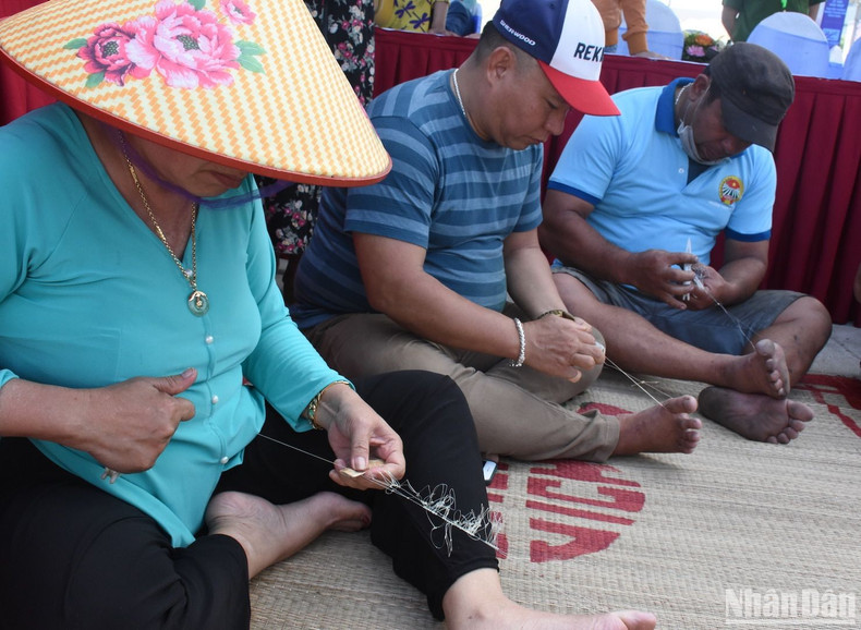 Fishermen take part in a fishing-net-making competition. Fishermen take part in a fishing-net-making competition.