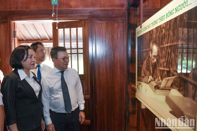 Delegates admire a photo of President Ho Chi Minh on display at the exhibition space.