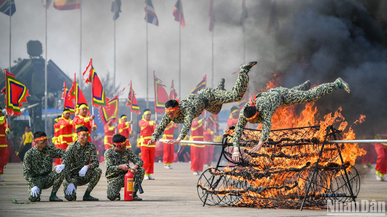 A martial art demonstration of Vietnamese commando troops at the opening ceremony.