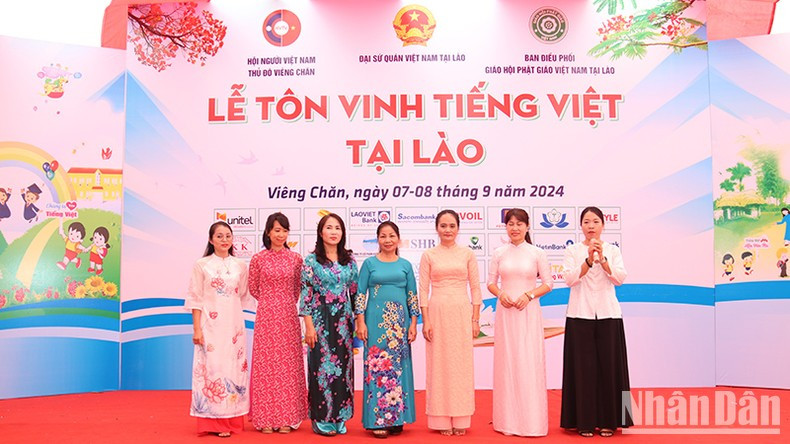 The Association of Vietnamese People in Vientiane announced the launch of the Vietnamese language board at the ceremony