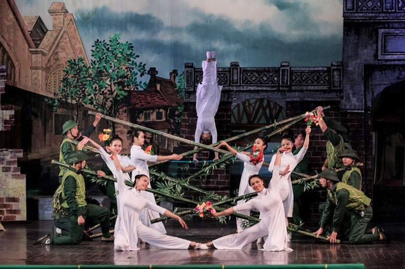 A circus act in the show celebrating the Dien Bien Phu Victory. (Photo: daibieunhandan.vn)
