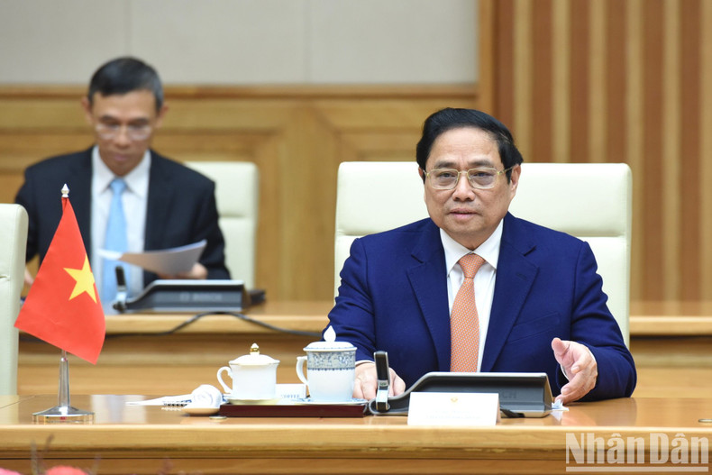 Prime Minister Pham Minh Chinh speaking at the talks.