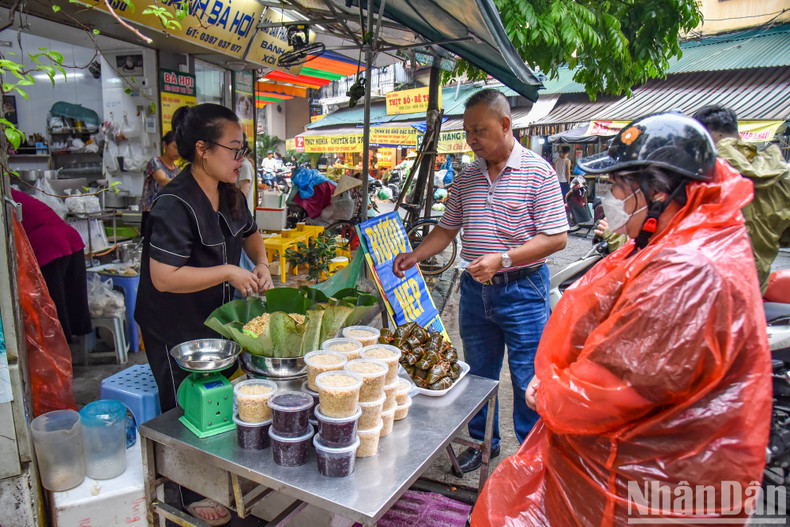 The most shopped for goods at the market on this day included fruits like lychee and plum, ‘ruou nep’ (fermented glutinous rice), and ‘banh gio’ (cake made of sticky rice and soaked in ash water). The most shopped for goods at the market on this day included fruits like lychee and plum, ‘ruou nep’ (fermented glutinous rice), and ‘banh gio’ (cake made of sticky rice and soaked in ash water).