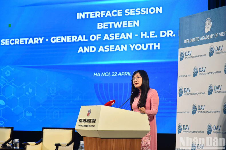Acting Director of Diplomatic Academy of Vietnam Pham Lan Dung delivers welcome speech at the event.