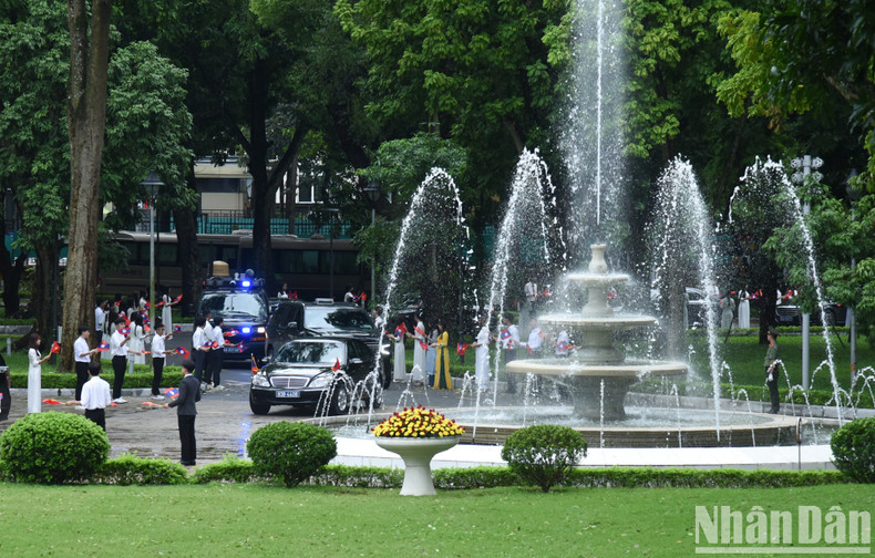 The high-ranking delegation of the Lao Party and State welcomed at the Government Office.