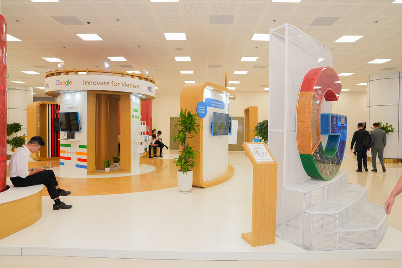 The two-day event features a technology exhibition and experience area with over 70 booths by major domestic and international technology corporations, startups, universities, and research institutes.