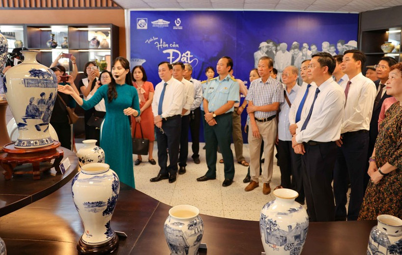 Visitors at the exhibition (Photo: VNA) Visitors at the exhibition (Photo: VNA)