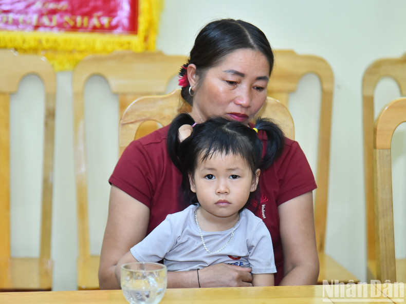 At the ceremony, Ngo Minh Tuan, Director of CTA Vietnam Construction Investment Joint Stock Company and sponsors pledged to fulfil their commitments to sponsor and raise Nguyen Anh Thuy until she is 18 years old and will continue to provide her with support when she grows up.