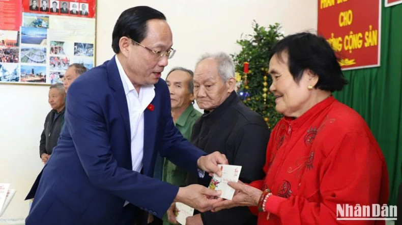 National Assembly Vice Chairman Tran Quang Phuong visited and extended Tet greetings to needy people in Dak Buk So Commune in Tuy Duc District, Dak Nong Province.