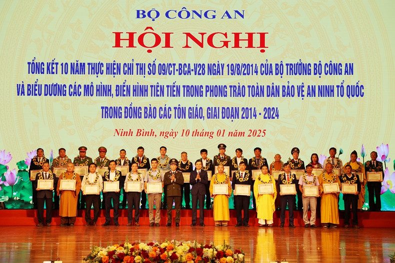 Exemplary models in the national security protection movement among religious communities honoured at the conference held by the Ministry of Public Security on January 10, 2025 in Ninh Binh Province (Photo: Ministry of Public Security)