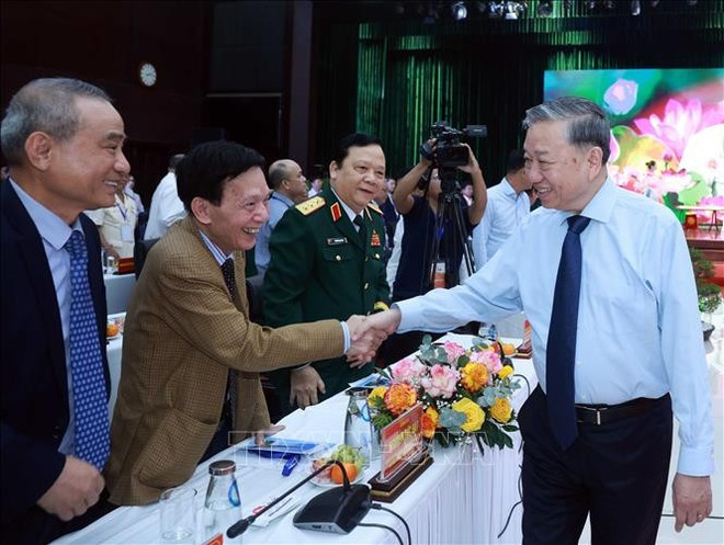 Party chief meets with revolutionary veterans, policy beneficiaries in central, Central Highlands regions ảnh 1