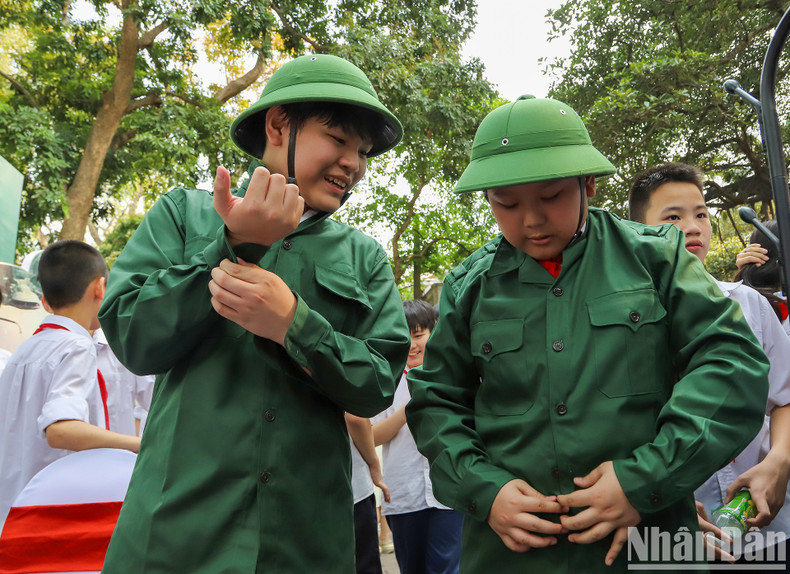 Students try on military uniform of Uncle Ho’s soldiers