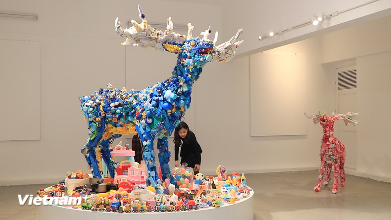 Children explore artworks on display at the exhibition (Photo: VN+) Children explore artworks on display at the exhibition (Photo: VN+)