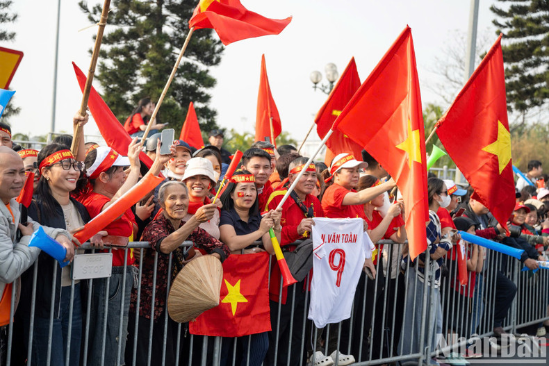 Outside the airport, many fans lined up to greet the champions as they returned with the ASEAN Cup 2024 trophy.