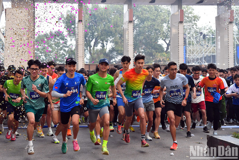 A 2.8-km run was held within the framework of the festival, witnessing 1,200 participants competing in the men’s and women’s events. A 2.8-km run was held within the framework of the festival, witnessing 1,200 participants competing in the men’s and women’s events.