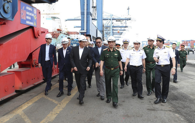 Lao Prime Minister Sonexay Siphandone and his entourage visit Tan Cang - Cat Lai Port. (Photo: VNA)